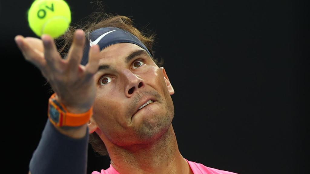 Rafa Nadal saca ante Thiem en cuartos de final del Open de Australia