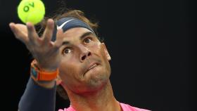 Rafa Nadal saca ante Thiem en cuartos de final del Open de Australia
