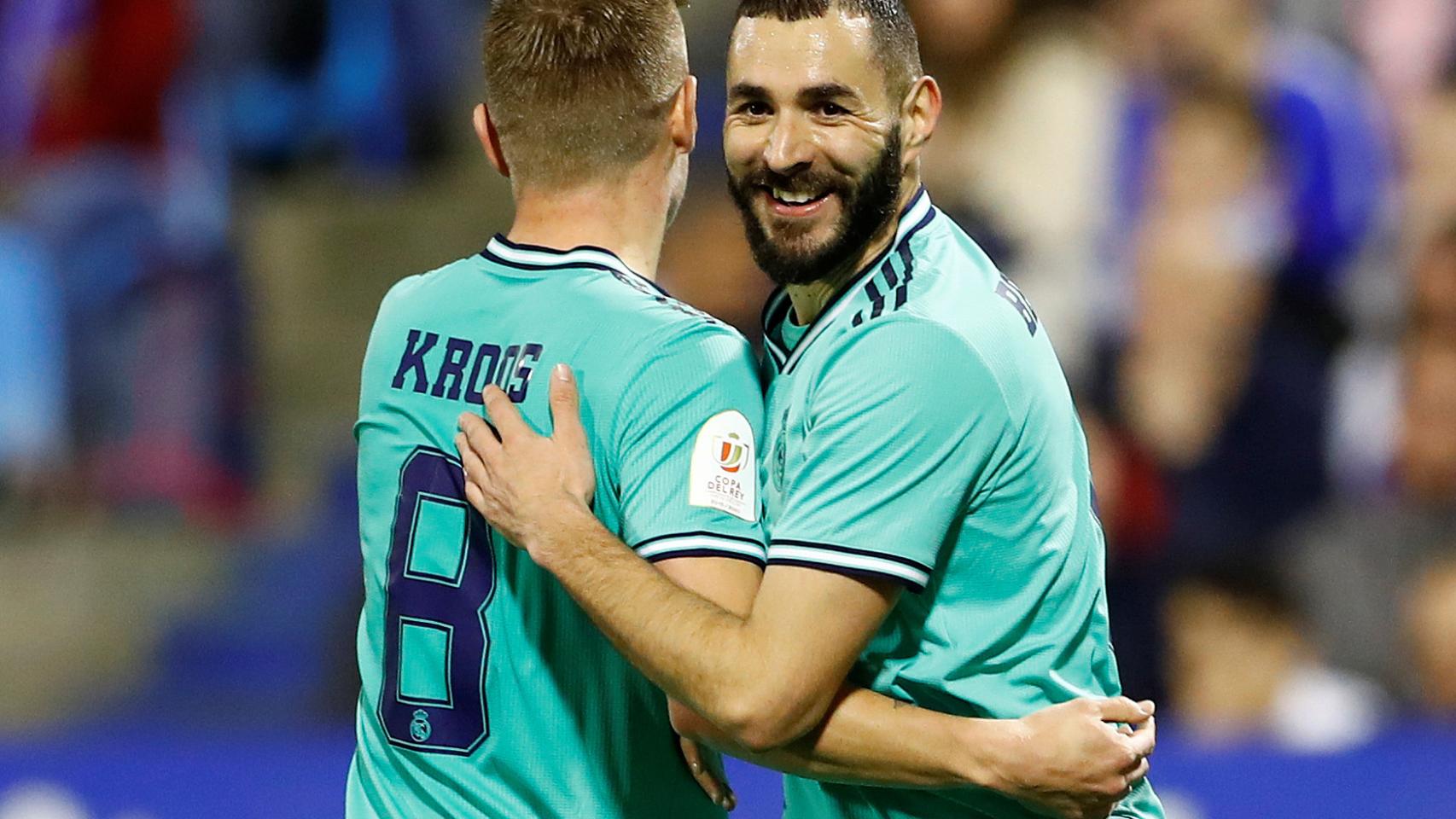 Toni Kroos felicita a Karim Benzema tras su gol al Real Zaragoza