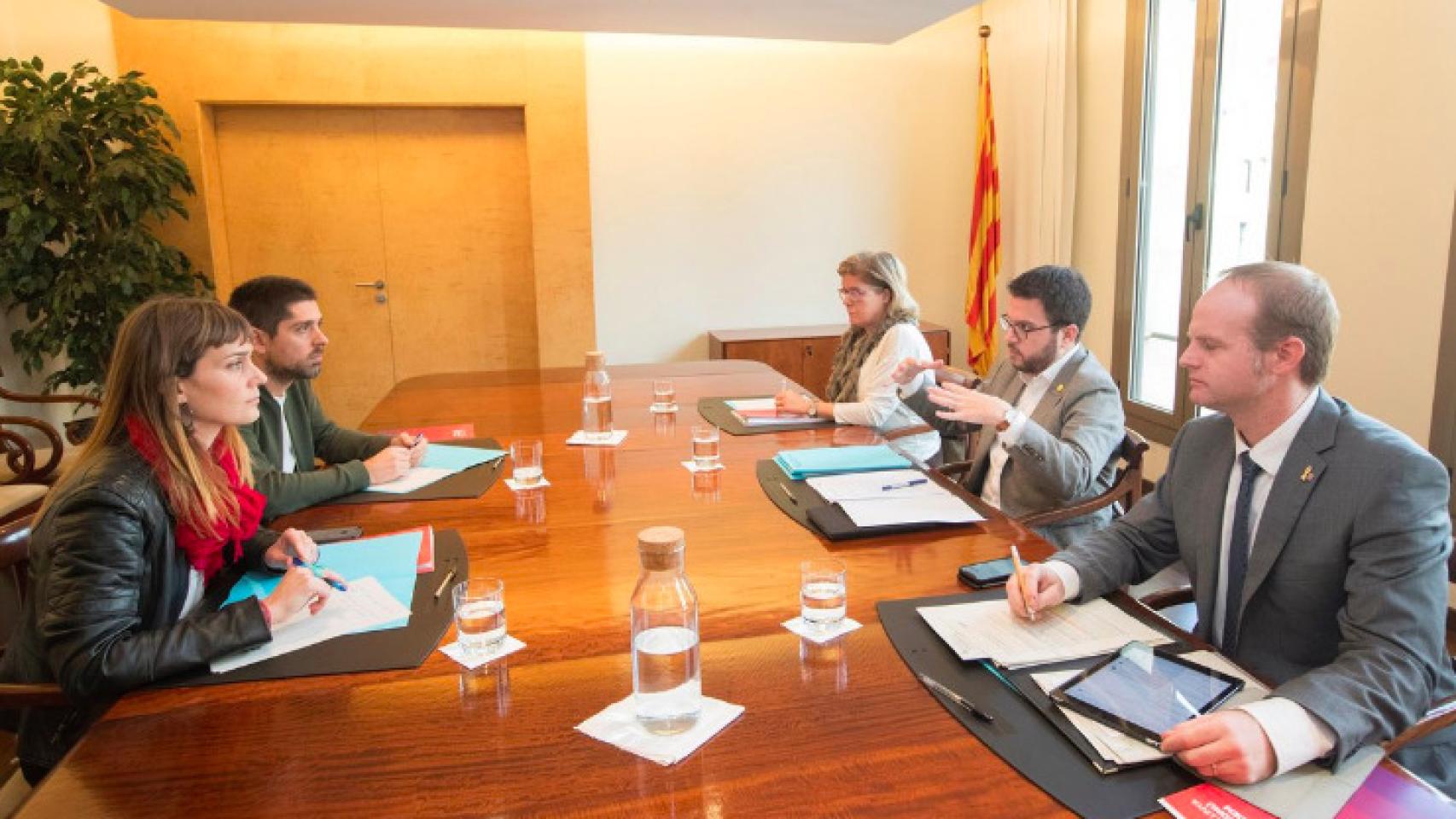 Jessica Albiach y David Cid (izquierda) frente a Pere Aragonès, Albert Castellanos y Meritxell Massó.