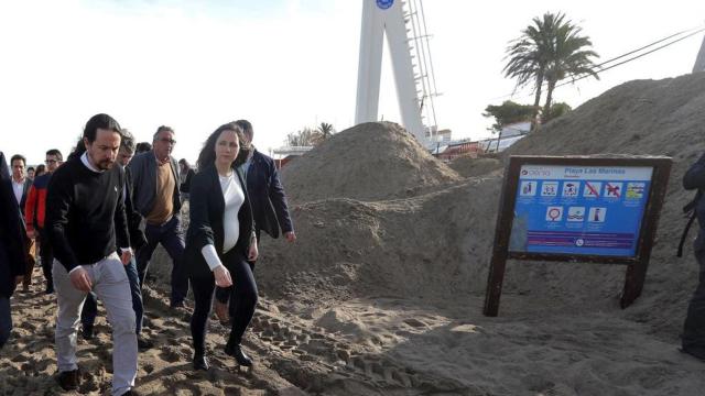 El vicepresidente segundo del Gobierno, Pablo Iglesias, durante su visita a las playas de Denia.