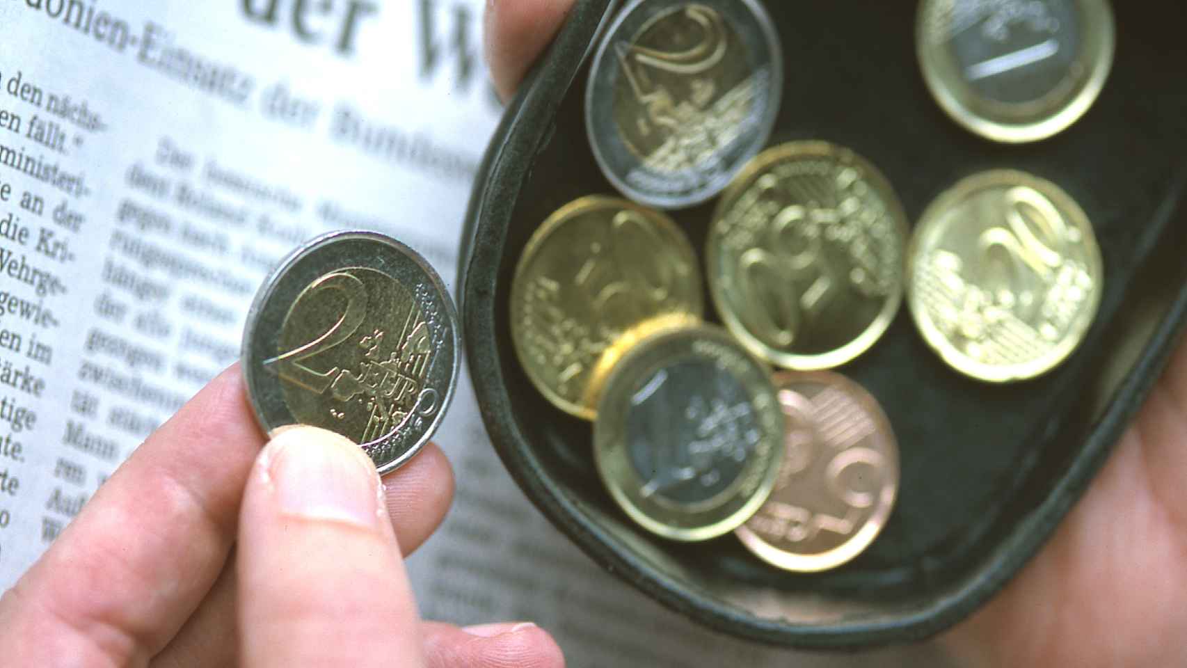 Unas monedas de euro en una cartera.
