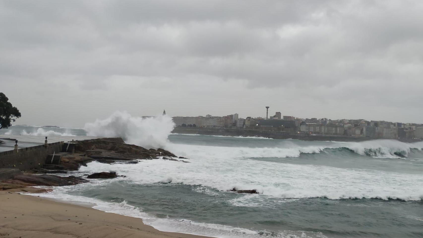 El mar rompiendo en las Esclavas durante un temporal.