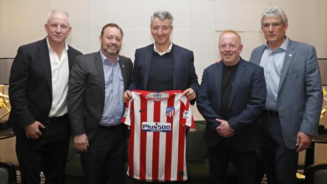 Miguel Ángel Gil Marín, junto a la delegación de la Canadian Premier League