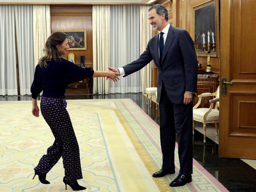 Yolanda Díaz, luciendo un conjunto de pantalón alto y jersey de manga abullonada, durante una audiencia con Felipe VI.