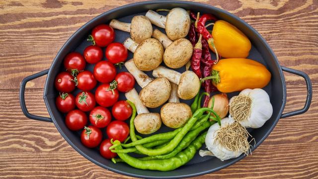 Un recipiente con distintos productos saludables.