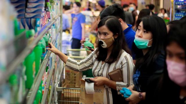 Clientes se abastecen en Filipinas tras el anuncio del primer caso de coronavirus en el país.