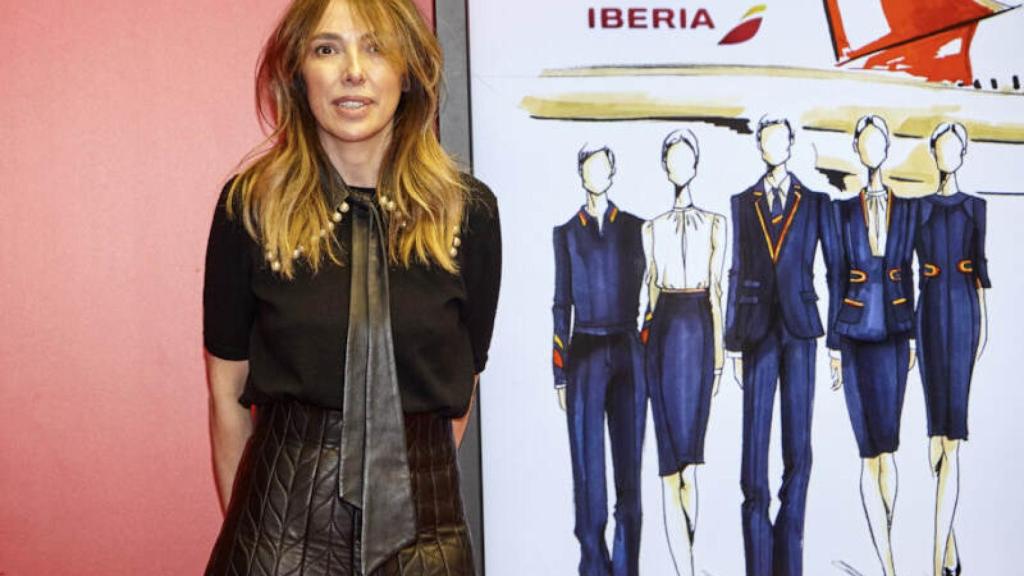 Teresa Helbig presentando los bocetos para Iberia.