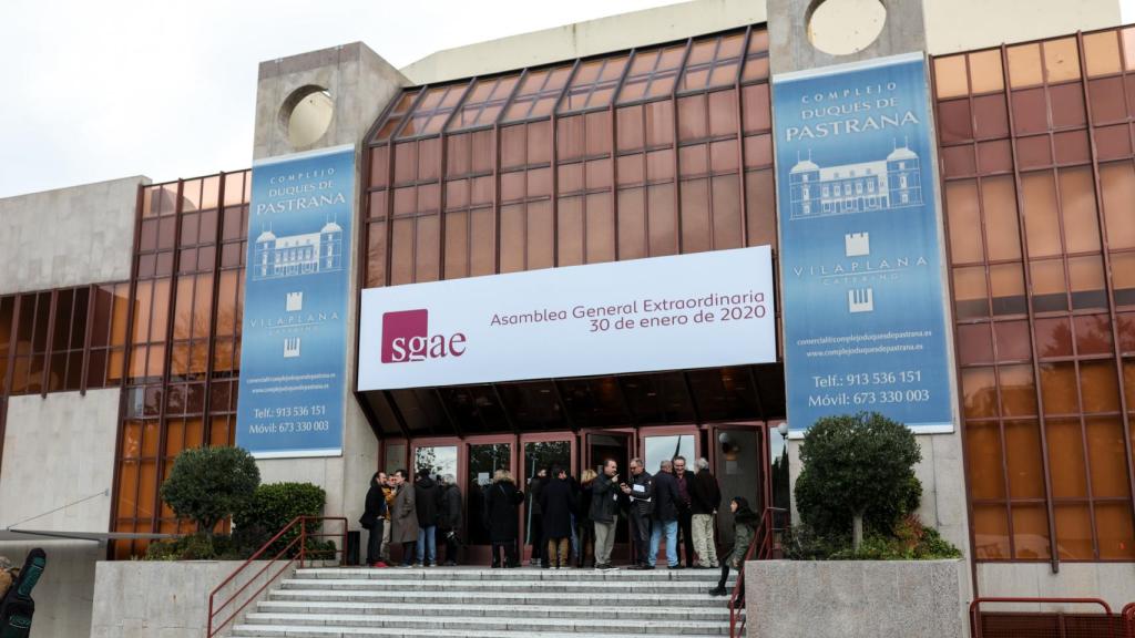 Exterior del Auditorio Duques de Patrana momentos antes de empezar la Asamblea General.