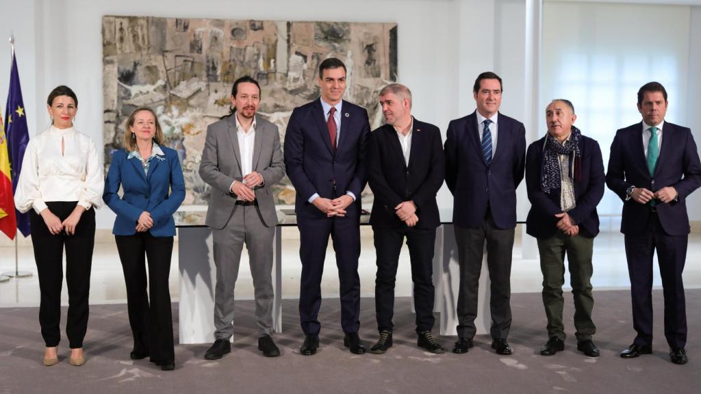 Miembros del Gobierno junto a los líderes de sindicatos y patronales.