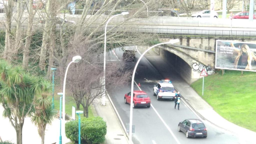 La Policía de A Coruña corta el túnel de acceso a Salgado Torres por caída de cascotes