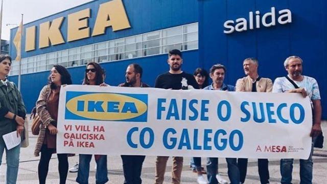 Miembros de A Mesa Pola Normalización Lingüística en su protesta en A Coruña.