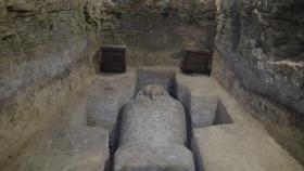 Uno de los sarcófagos de piedra hallados durante las excavaciones.