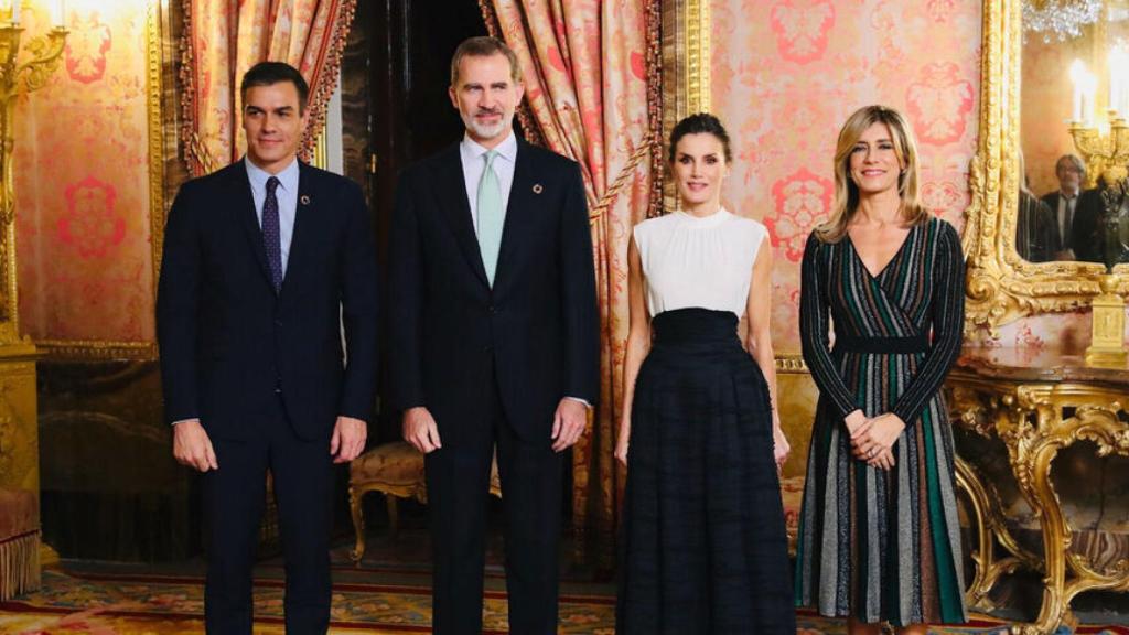 Los Reyes Felipe VI y doña Letizia junto al presidente del Gobierno en funciones, Pedro Sánchez, y su mujer, Begoña Gómez.