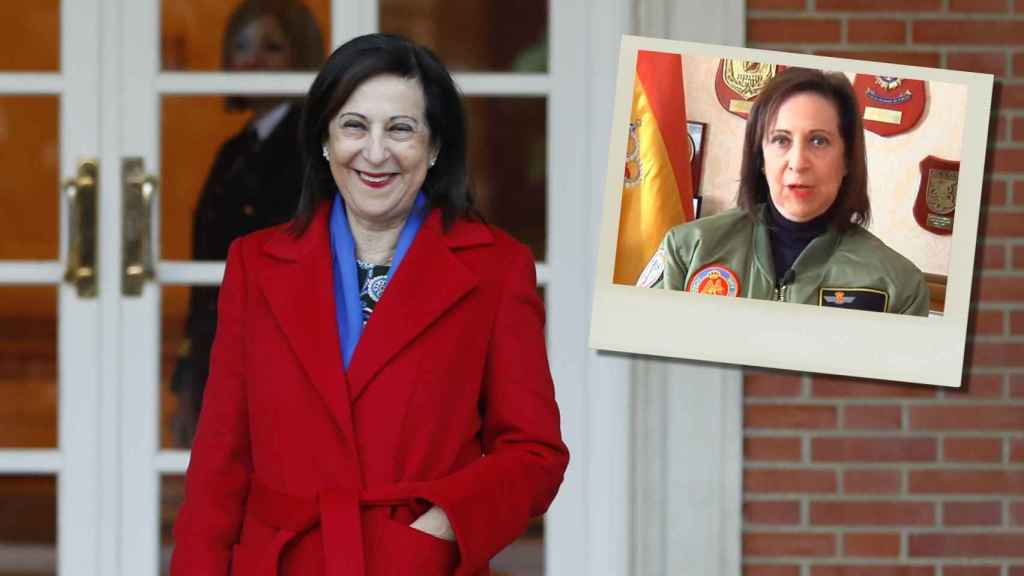 Margarita Robles en un montaje de JALEOS con una fotografía donde luce la chaqueta 'bomber'.