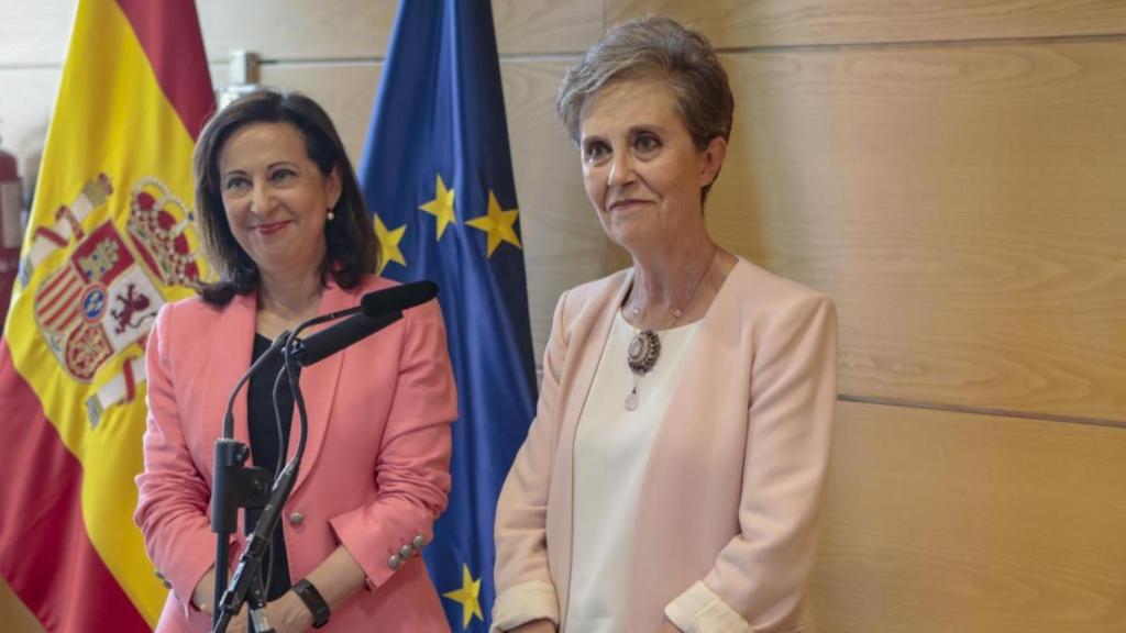 La directora del CNI, Paz Esteban, junto a la ministra de Defensa, Margarita Robles.