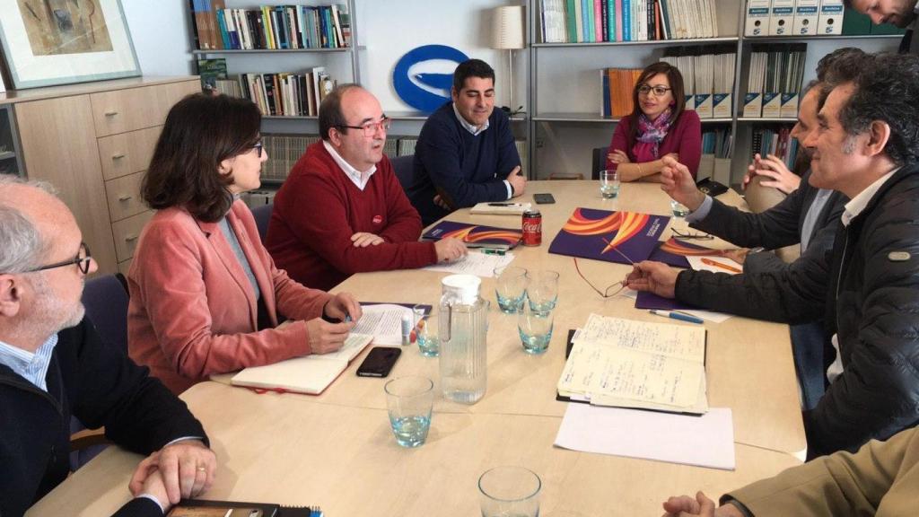 Los líderes del PSC y de SCC, durante su reunión en la sede del PSC.