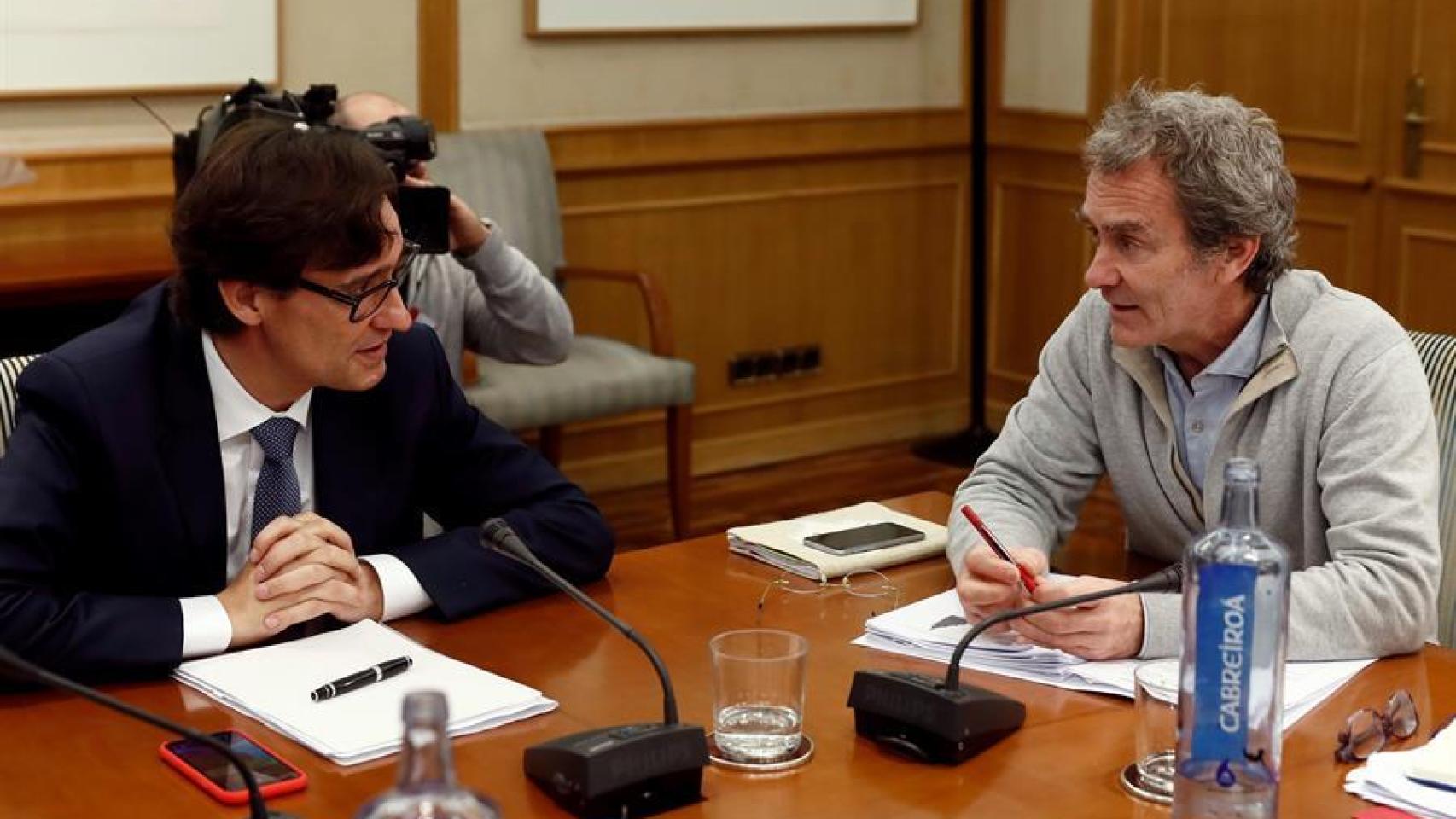 A la izquierda, Salvador Illa, ministro de Sanidad, junto con el epidemiólogo Fernando Simón.