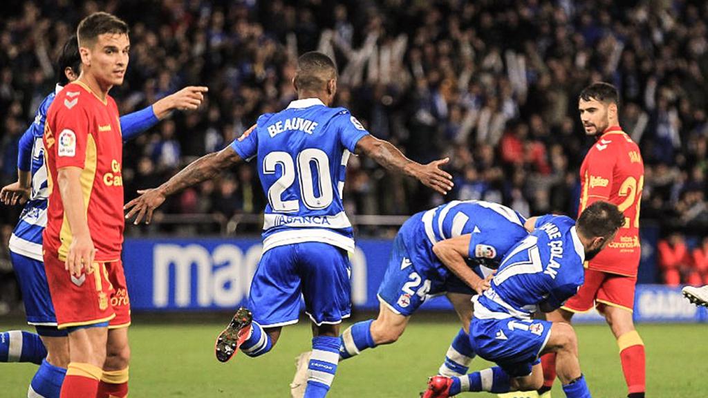 Los jugadores del Deportivo celebran uno de los goles del partido