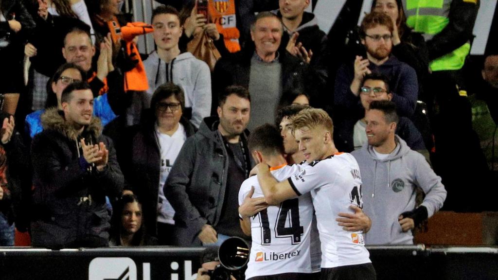 Los jugadores del Valencia celebran el único gol del partido