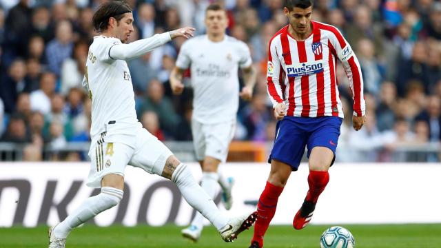 Sergio Ramos presiona a Álvaro Morata