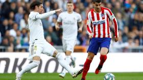 Sergio Ramos presiona a Álvaro Morata