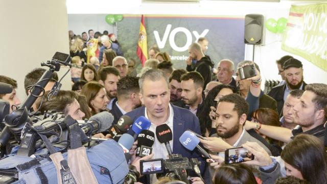 Javier Ortega Smith junto con Ignacio Garriga durante la inauguración de la sede de Vox en Barcelona.