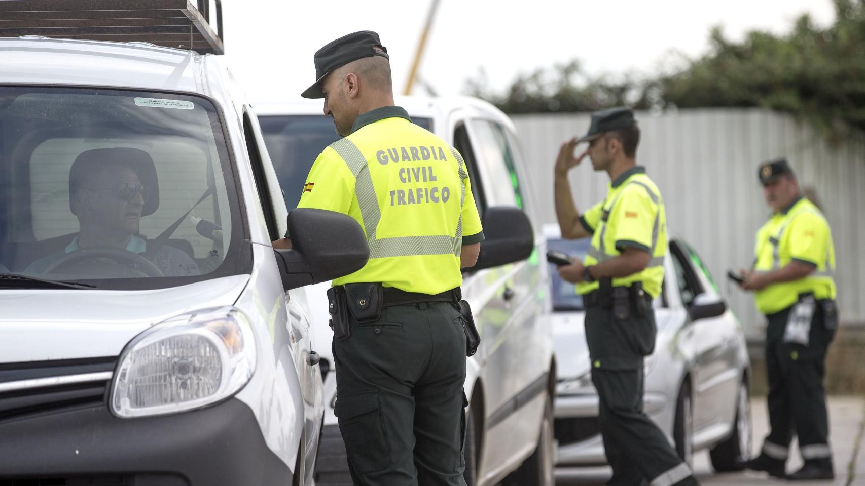 Agentes de la Guardia Civil realizan un control rutinario en la carretera.