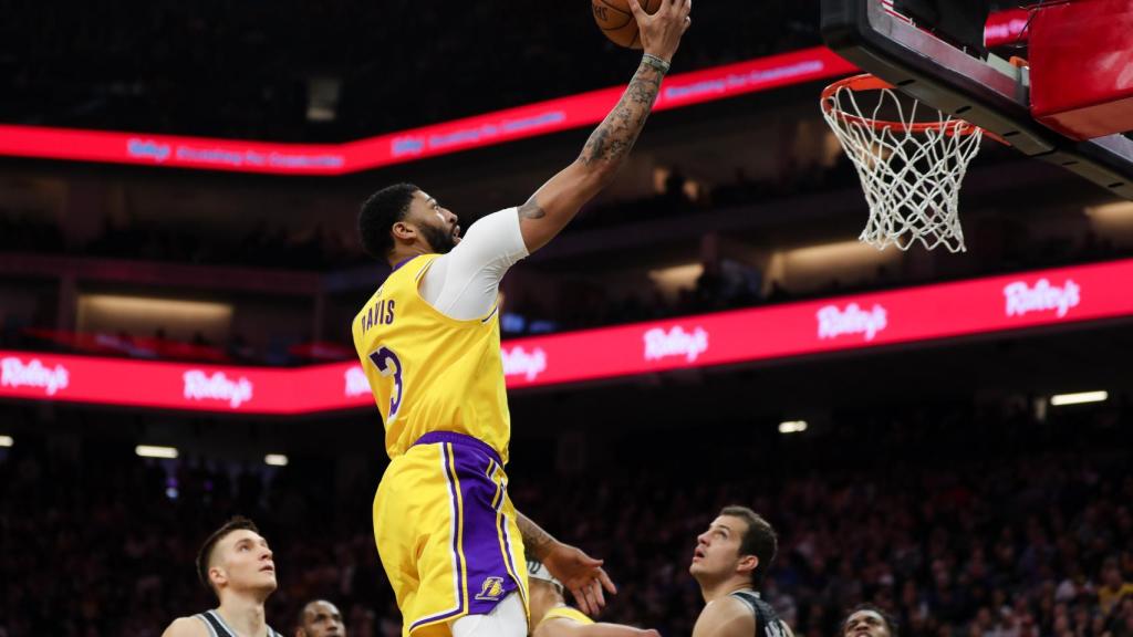 Anthony Davis ante los Kings