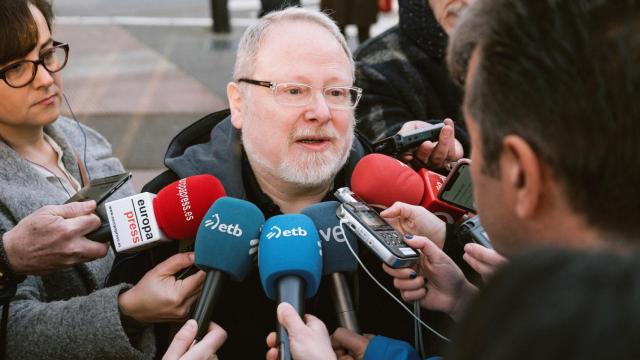 Eliseo Gil, el exdirector del yacimiento de Iruña-Veleia, atendiendo a la prensa.