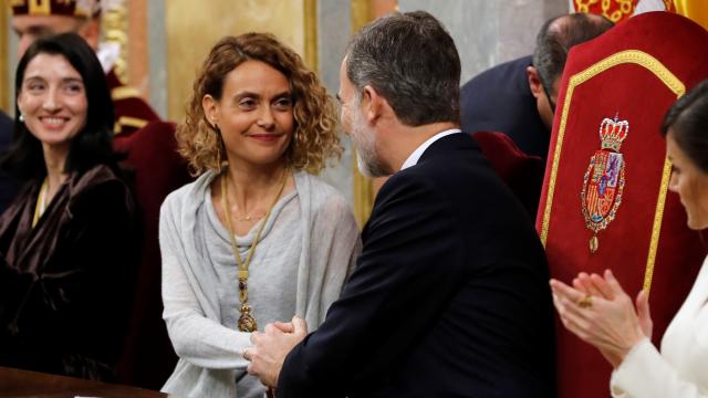 La presidenta del Congreso, Meritxell Batet, y el Rey en la sesión de apertura de la XIV Legislatura.