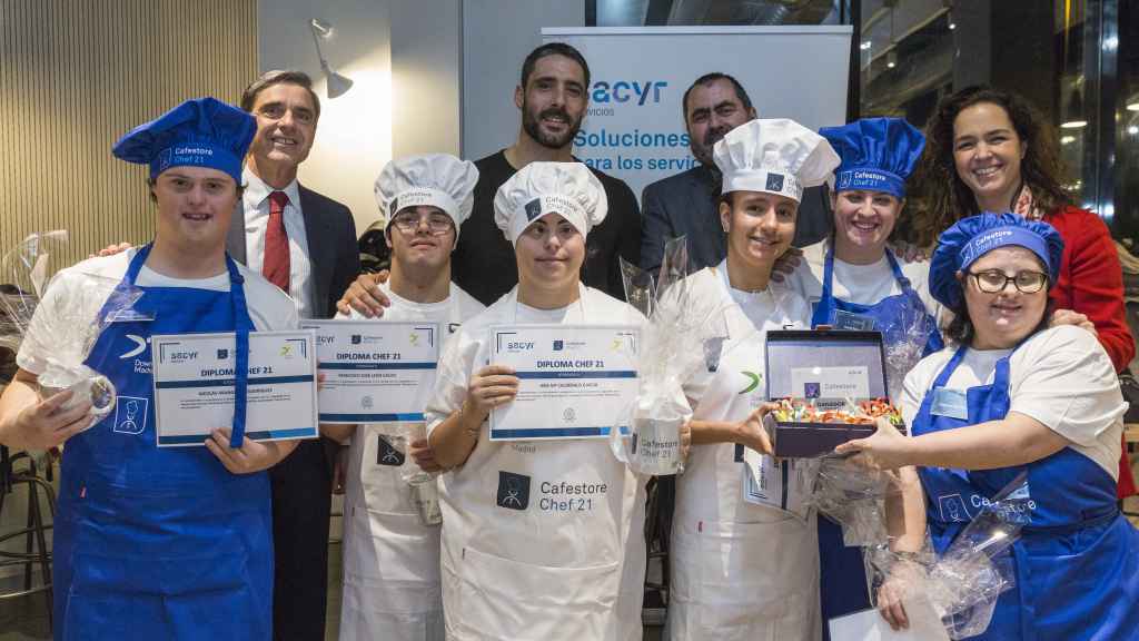 Los concursantes posan con sus diplomas y el jurado durante la entrega de premios.