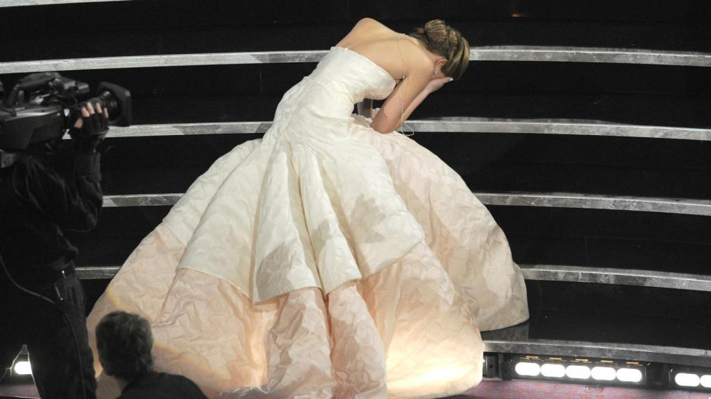 Jennifer Lawrence se cayó al recoger el Oscar en 2013.