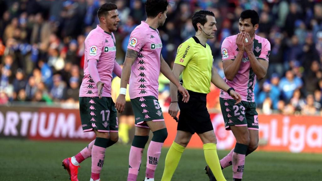 Marc Bartra, junto a sus compañeros, protesta a Prieto Iglesias en el Getafe - Real Betis