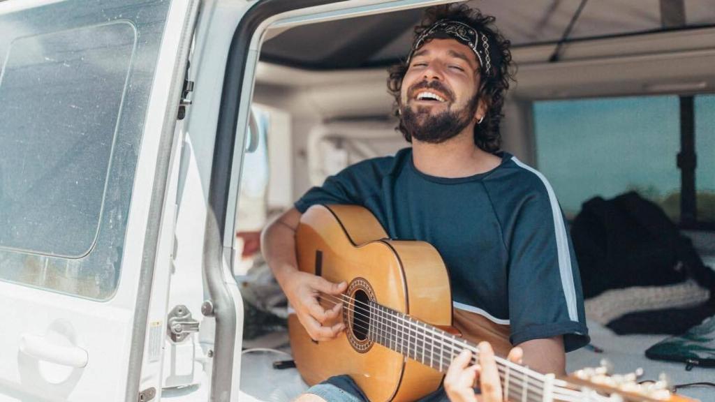 Eric toca la guitarra en el dúo Arnau Griso, del que su amigo Arnau es vocalista.