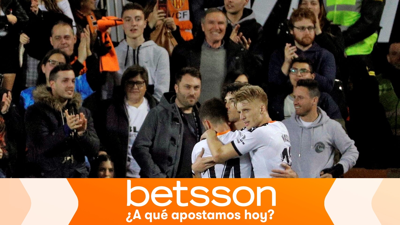 Los jugadores del Valencia celebran un gol