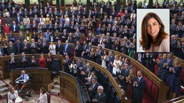 Ovación al Rey, en la que no participa la mayoría de parlamentarios de Podemos, y Tristana María Moraleja, diputada del PP que lanzó vivas a Felipe VI y a España.