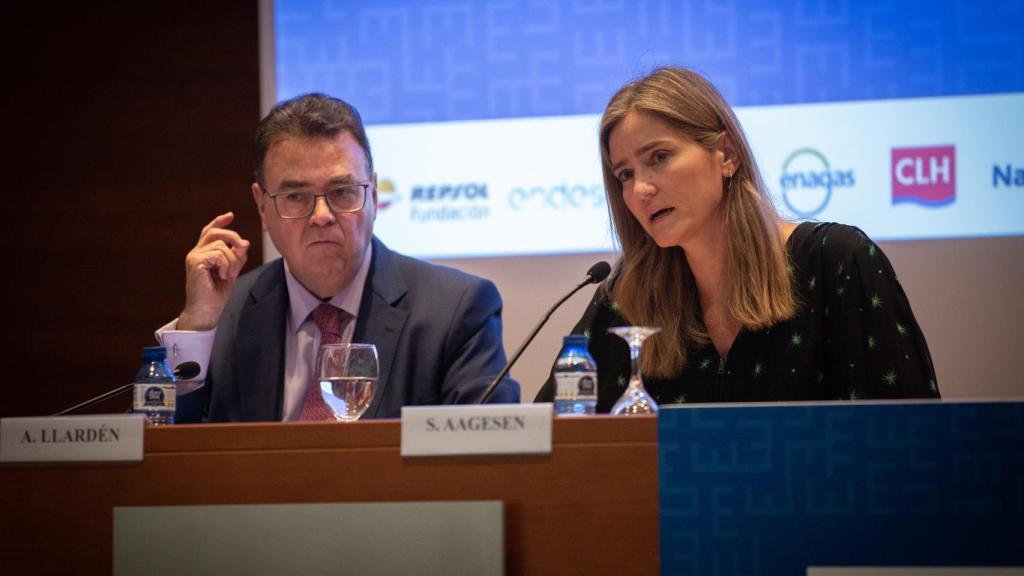 La secretaria de Estado de Energía, Sara Aagesen, junto al presidente de Enagás, Antonio Llardén, en Barcelona.