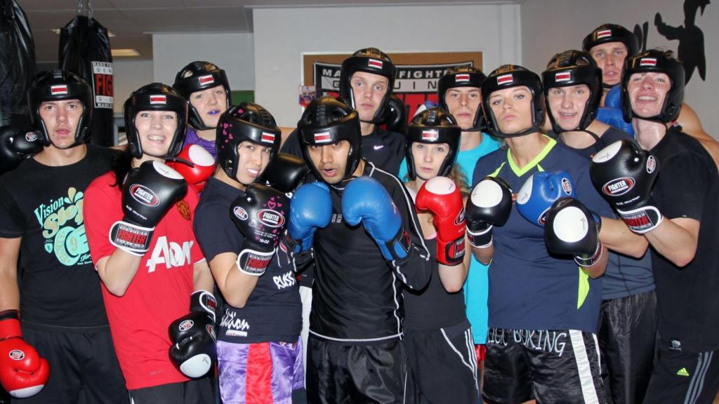 Imágenes del curso de kickboxing y fitness que imparte la Universidad Popular de Noruega donde está matriculado Johannes.