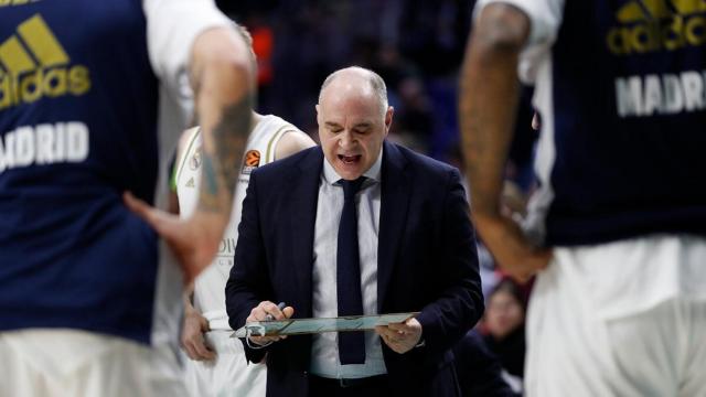 Laso, durante un tiempo muerto en el partido de Euroliga entre Real Madrid y Baskonia