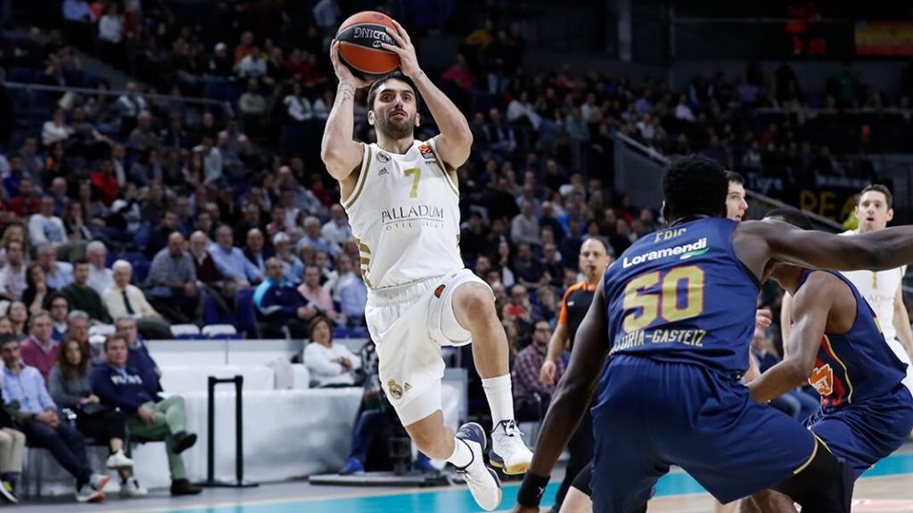 Campazzo lanza a canasta durante el duelo de Euroliga entre Real Madrid y Baskonia