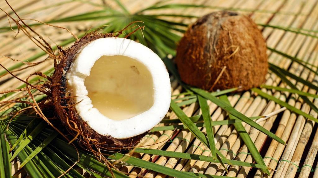 Un coco con agua en su interior.