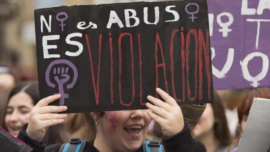 Una pancarta con el lema: No es abuso, es violación.