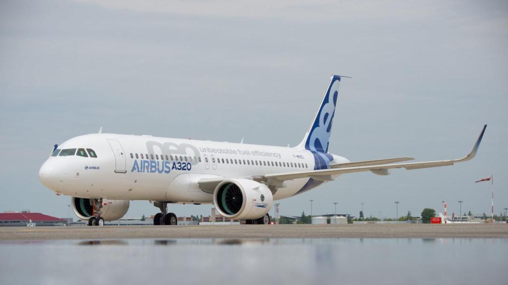 Un avión Airbus A320neo en la pista de un aeropuerto.