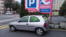 Pintan con espray un coche mal aparcado en el barrio coruñés de Monelos