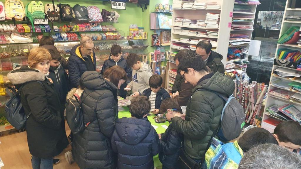 Un grupo de niños en el intercambio mensual de cromos.