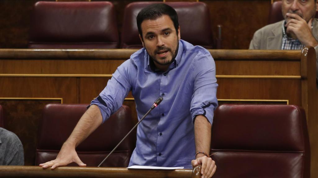 Alberto Garzón habla desde su escaño del Congreso de los Diputados.