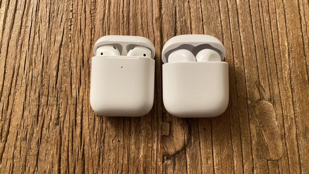 AirPods (izq.) y Buds Air (der.)