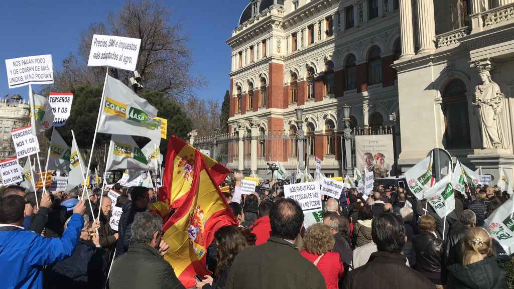 Concentración de ganaderos y agricultores ante el Ministerio de Agricultura en Madrid.