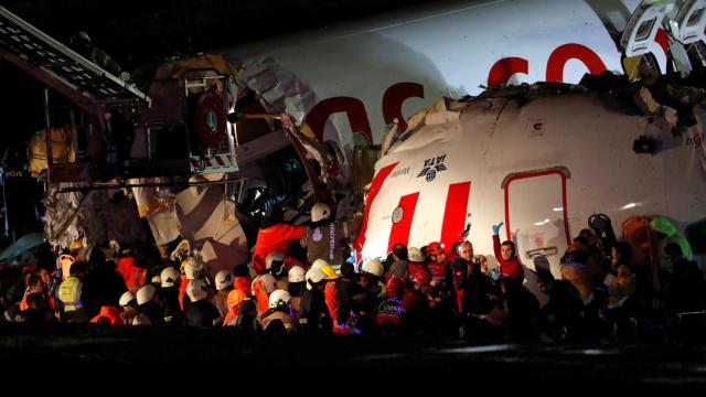 Un avión de pasajeros se sale de la pista al aterrizar en Estambul